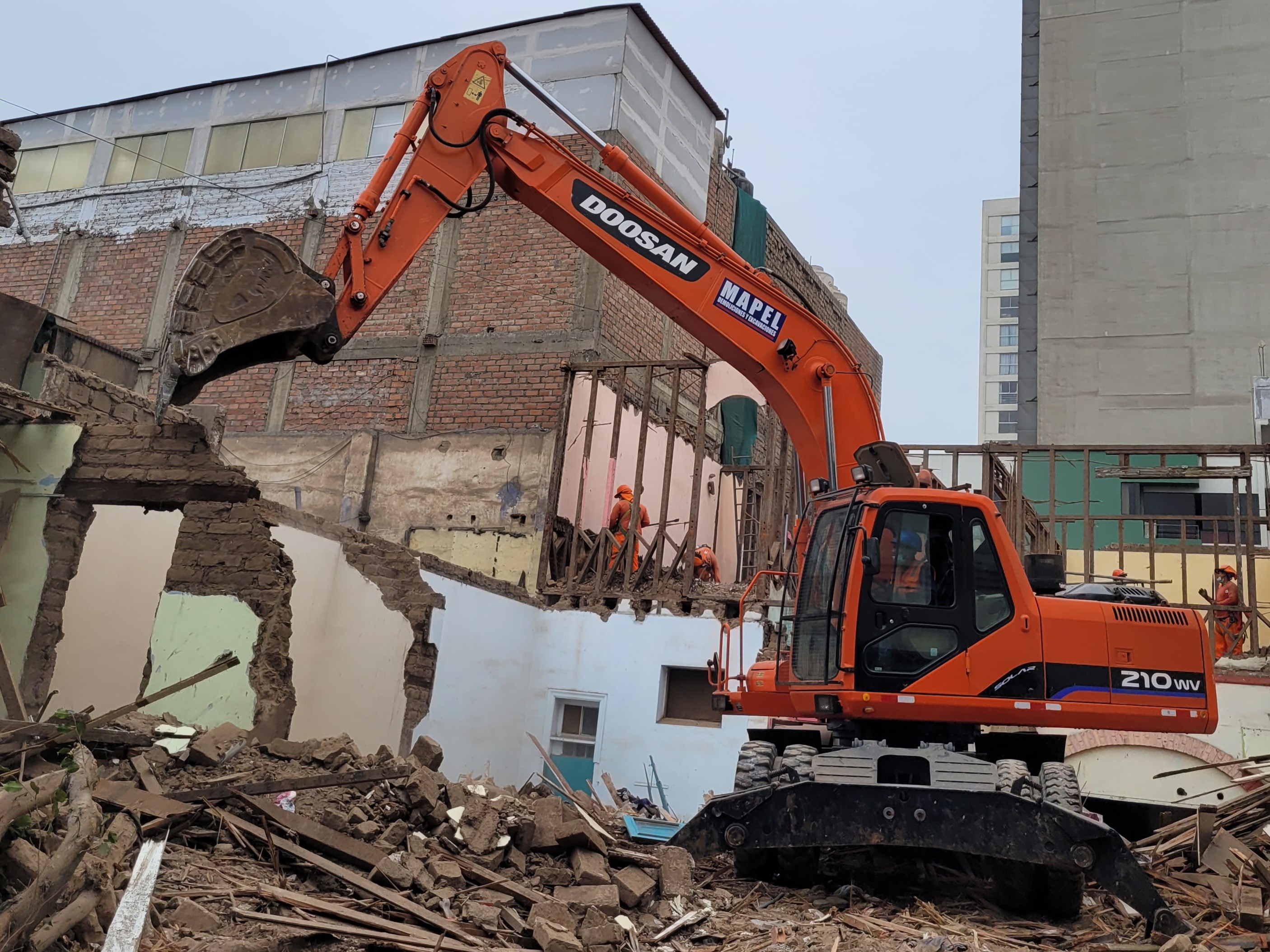 Demolición total de vivienda en Av. Jorge Chávez, Barranco, ejecutada por Mapel E.I.R.L.