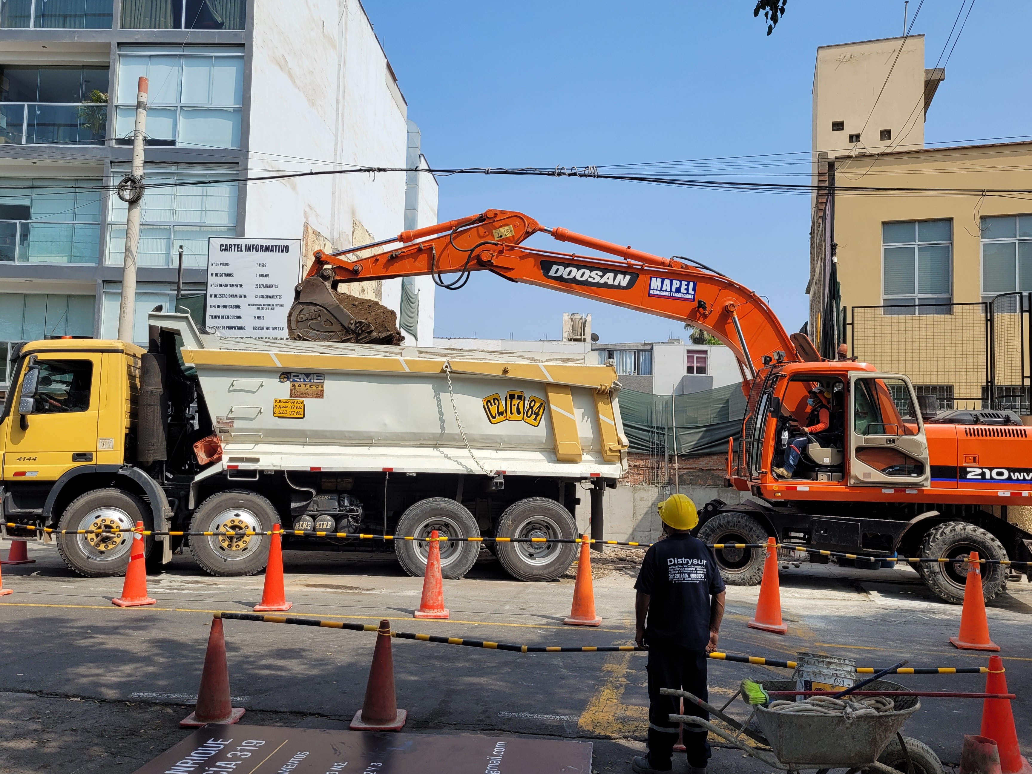 Excavación de sótano en el Edificio Vive 20, San Borja