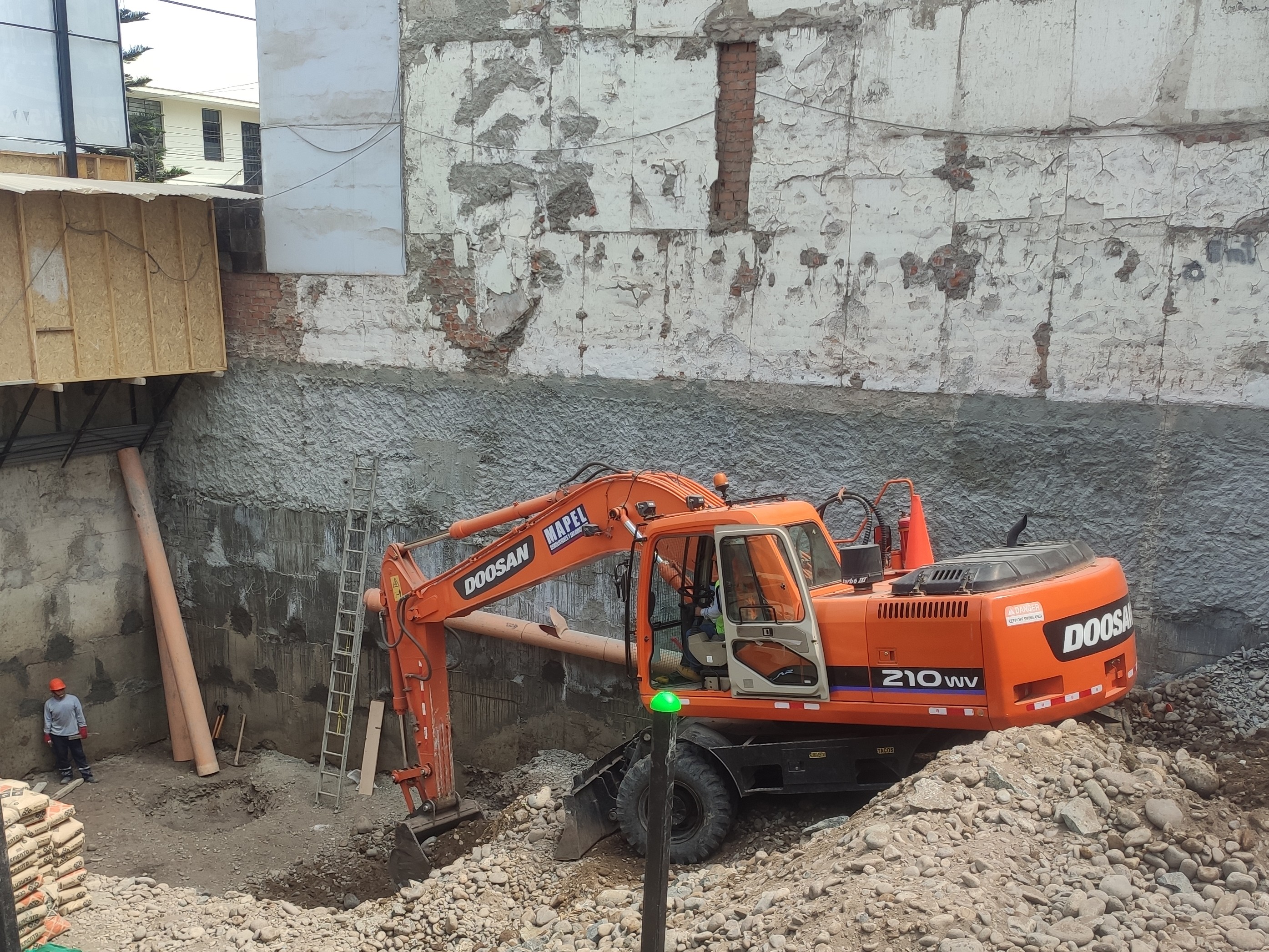 Excavación de sótano en obra de Mapel E.I.R.L. en San Isidro
